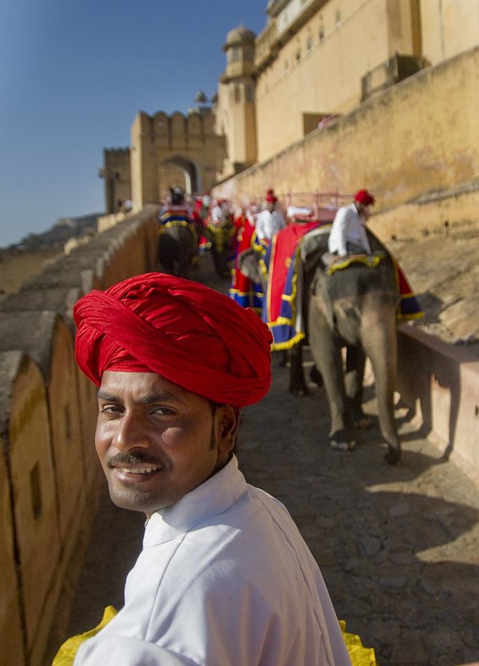 Homme portant un turban rouge près du fort d'Amber à Jaipur, lors d'un voyage en petit groupe au Rajasthan